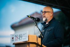 Kelemen Hunor Aradon: „a félelemre épített elrettentésből egy nemzet máig ható bátorsága született”