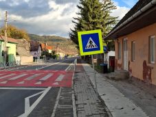 Útjelzőlet és közlekedésbiztonsági táblákat rongáltak meg Székelyudvarhely és Székelykeresztúr között