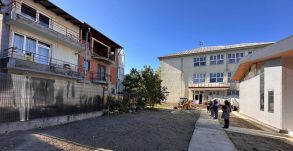 Kapu nyílott az iskolaudvarra, oda vezették a szennyvizet egy magánházból