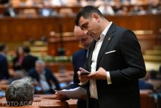 Nem válogatnak: A kormány mindegyik minisztere ellen benyújt egyszerű indítványt az AUR