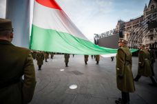 Október 23: Felvonták a nemzeti lobogót Budapesten az Országház előtt