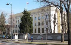Egy férfi autóval megpróbált betörni a bukaresti orosz nagykövetségre