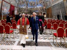 Nem történt ilyen ötszáz éve: együtt imádkozott a pápa és az angol király