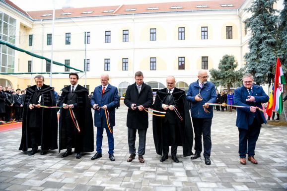 Átadták a Szatmárnémeti Református Gimnázium felújított épületét