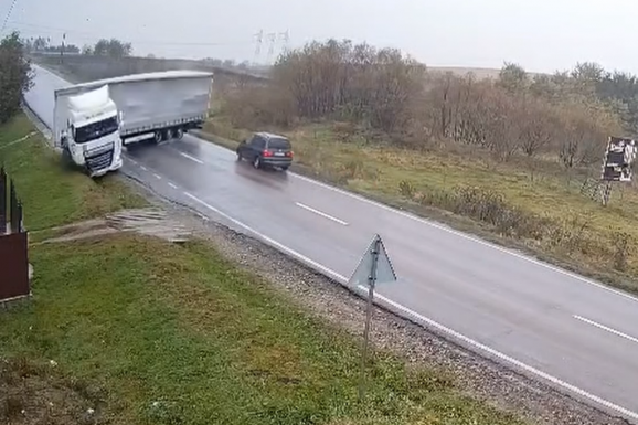 Kamion ütközött személygépkocsival, halottak is vannak (VIDEÓ)