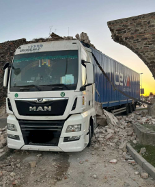 Egy román rendszámú teherautó tönkretett egy műemléket Spanyolországban (VIDEÓ)