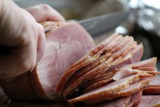 Rákra figyelmeztető címkéket követelnek a baconre és a sonkára az Egyesült Királyságban