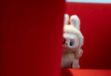 Zuhant a Labubu szörnyek ára – A kínai gyártó Európába is terjeszkedne