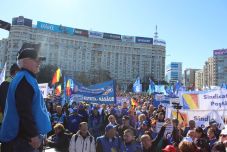 A fizetések változatlanok, az árak emelkednek! – Több ezer szakszervezeti tag tüntetett