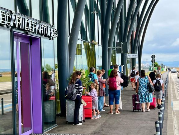 A brassói repülőtér kinövi magát: új parkolóhelyek és gurulóút épül jövőre