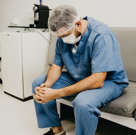 Panaszfalat létesítenek az egészségügyi dolgozóknak