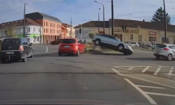 Feje tetejére állt egy autó Nagyváradon – Fedélzeti kamera rögzítette a balesetet (VIDEÓ)