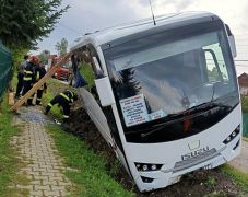 FRISSÍTVE: Árokba borult egy busz Hargita megyében – Ki kellett menteni az utasokat