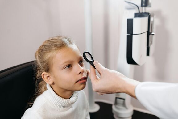 Szemprobléma tünet nélkül? – Nem csak sulikezdéskor, már félévesen vizsgálatra kellene vinni a gyereket