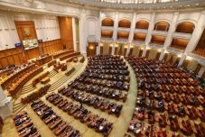 Gyülekező a parlamentben – Szavaznak a bizalmatlansági indítványokról