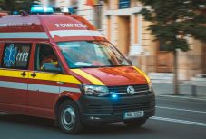 Két gyermeket és egy nőt gázolt el egy autó