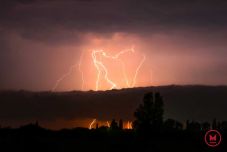 Kiadták a riasztást: lecsap a vihar tizenegy megyében