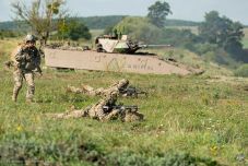 Elfogadás előtt a törvénytervezet: katonai szolgálat önkéntes alapon