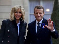 Tudományos bizonyítékokkal igazolja Emmanuel Macron a bíróságon, hogy a felesége nő