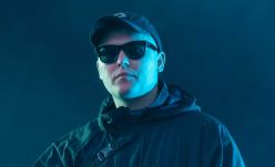 Elvetette a bíróság a Kneecap együttes egyik tagja elleni terrorvádat