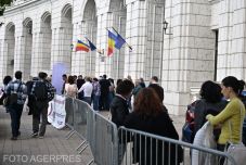 A pénzügyminisztérium előtt tüntettek az adóhatóság alkalmazottai