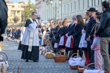 Népviseletben, ünnepi kosarakkal – Húsvéti ételszentelés lesz Sepsiszentgyörgy főterén