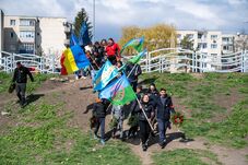 Az Őrkő megmutatja magát: felvonulás és mulatság a sepsiszentgyörgyi roma napon