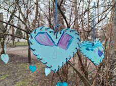 Kék szívek lepték el a csíkszeredai parkot az autizmus világnapján (VIDEÓ)