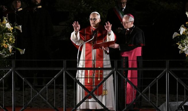 Visszatérnek a harangok: tíz felnőttet keresztel meg XIV. Leó pápa a húsvéti vigílián