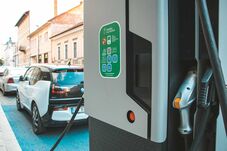 Szabálysértéssé nyilvánítanák az elektromos töltőállomások előtti parkolók jogosulatlan elfoglalását