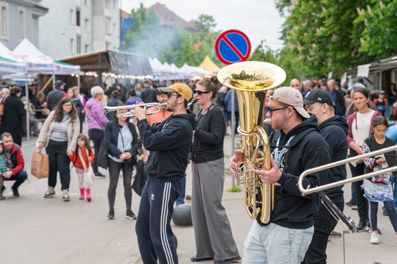 Utcazene, akrobaták, bábosok és vásári forgatag: így pezseg az utca a Szent György Napokon