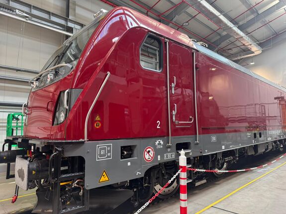 200 km/órás végsebességű mozdonyokat vásárolt a kormány