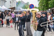 Utcazene, akrobaták, bábosok és vásári forgatag: így pezseg az utca a Szent György Napokon