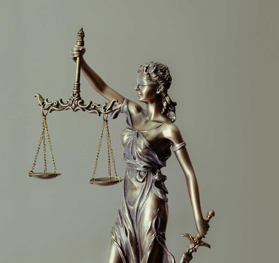 Adóhivatali vezető és adóellenőrök ellen emeltek vádat Háromszéken