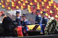 Stadiont neveznek el Mircea Lucescuról – Több százan rótták le a kegyeletüket