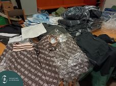 Csempészett cigarettát, alkoholt és hamis ruhákat találtak a román kisbuszban a magyar ellenőrök (VIDEÓ)