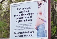 „A szülés nem propaganda” – Eltávolíttatná a felháborodást keltő plakátokat egy szenátor