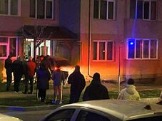 Autóval csapódott egy tömbház bejáratának egy csíkszeredai nő