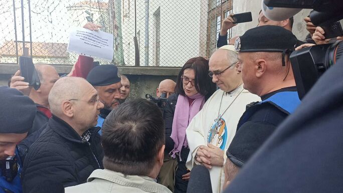 Megkezdődött a nagyváradi apát kilakoltatása – Még a sekrestyéből is távoznia kell