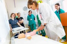 Benéztek az orvoslás kulisszái mögé: középiskolások lepték el a sepsiszentgyörgyi kórházat