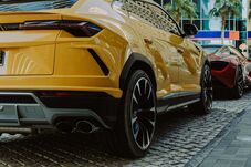 Menesztették a Lamborghinivel furikázó intézményvezetőt