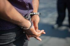 Intim fotókkal zsarolta, rezsit fizettetett ki áldozatával