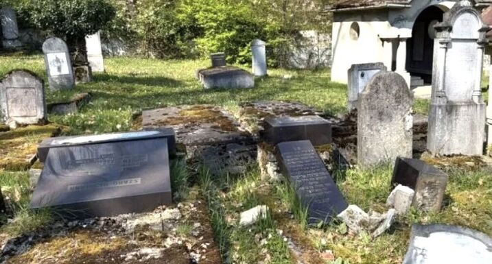 Márk Endre: Vannak gyanúsítottak a szászrégeni temetőrongálás ügyében