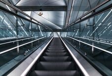 Baleset a mozgólépcsőn: két idős ember került kórházba