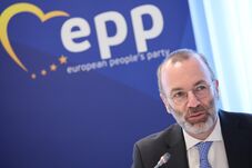 Bolojant dicsérte, a PSD-t bírálta Manfred Weber