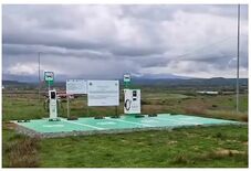 A mező közepére építettek egy elektromos autótöltőt