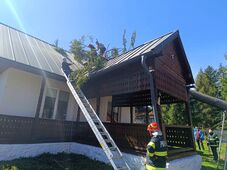 Házra dőlt egy fa a Hargita megyei Marosfőn