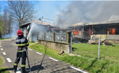 FRISSÍTVE – Harminckét ház égett le egy faluban, több száz embernek kellett elhagynia otthonát (VIDEÓ)