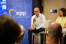 Kiderült, hova sorolja be a határon túliak ügyét Magyar Péter   