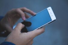 A középiskolák megtilthatják a diákoknak a mobiltelefonok használatát